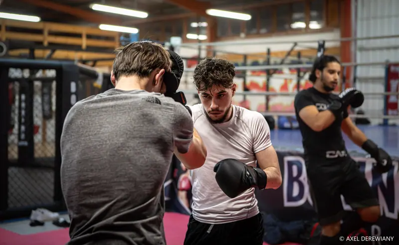 Travail de boxe anglaise en binôme au Boxing Center Ramonville, devant le ring.