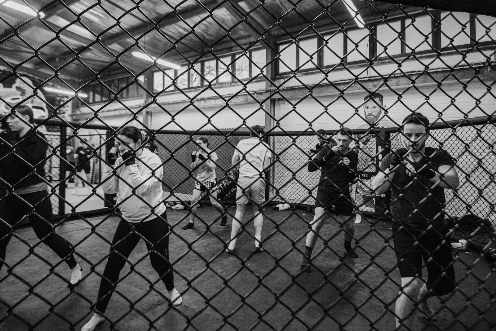 Cours de boxe pieds-poings au Boxing Center Ramonville, en noir et blanc
