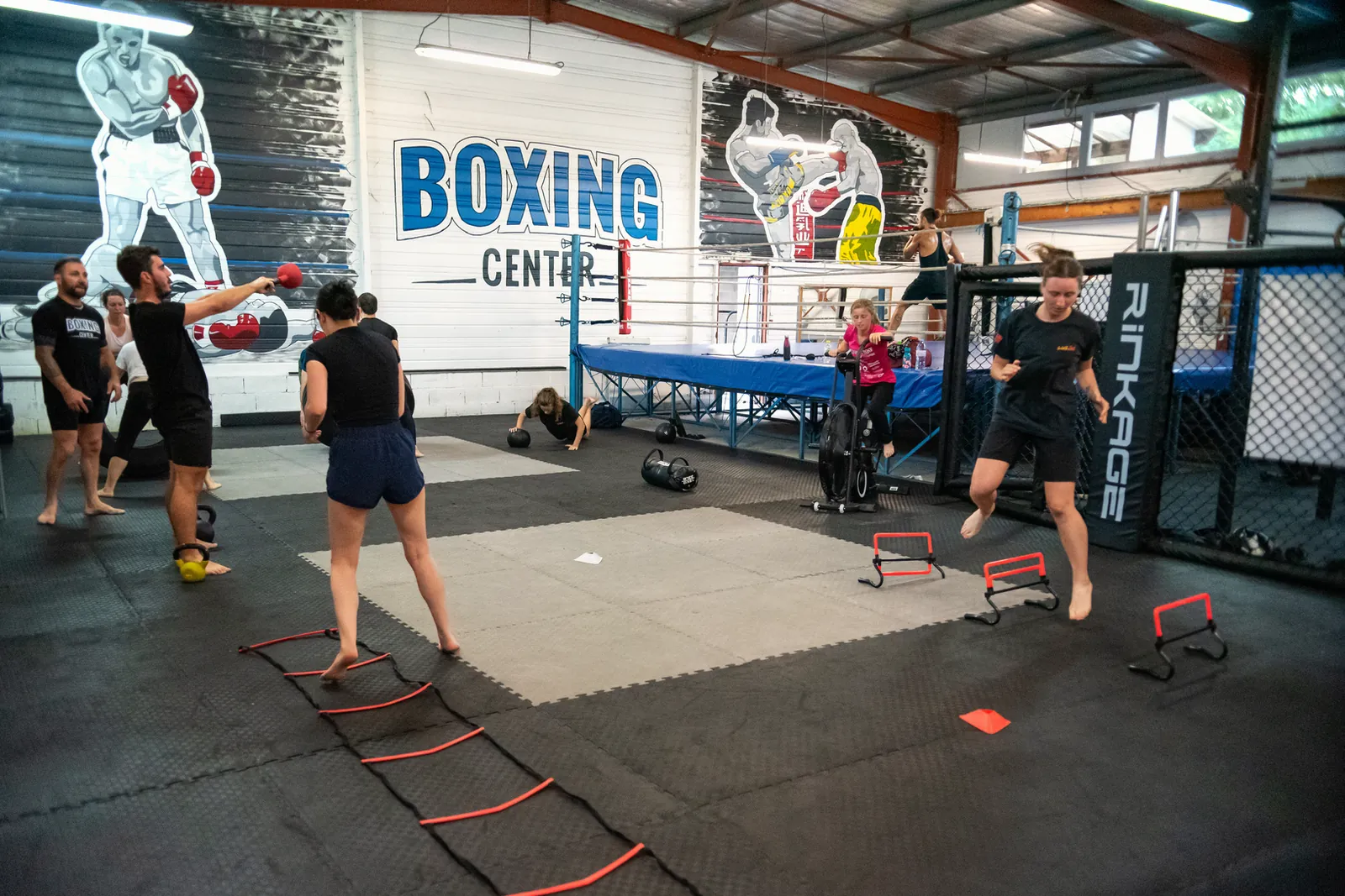 Circuit cardio du Boxing Camp avec échelle de rythme, haies et kettlebells au Boxing Center Ramonville