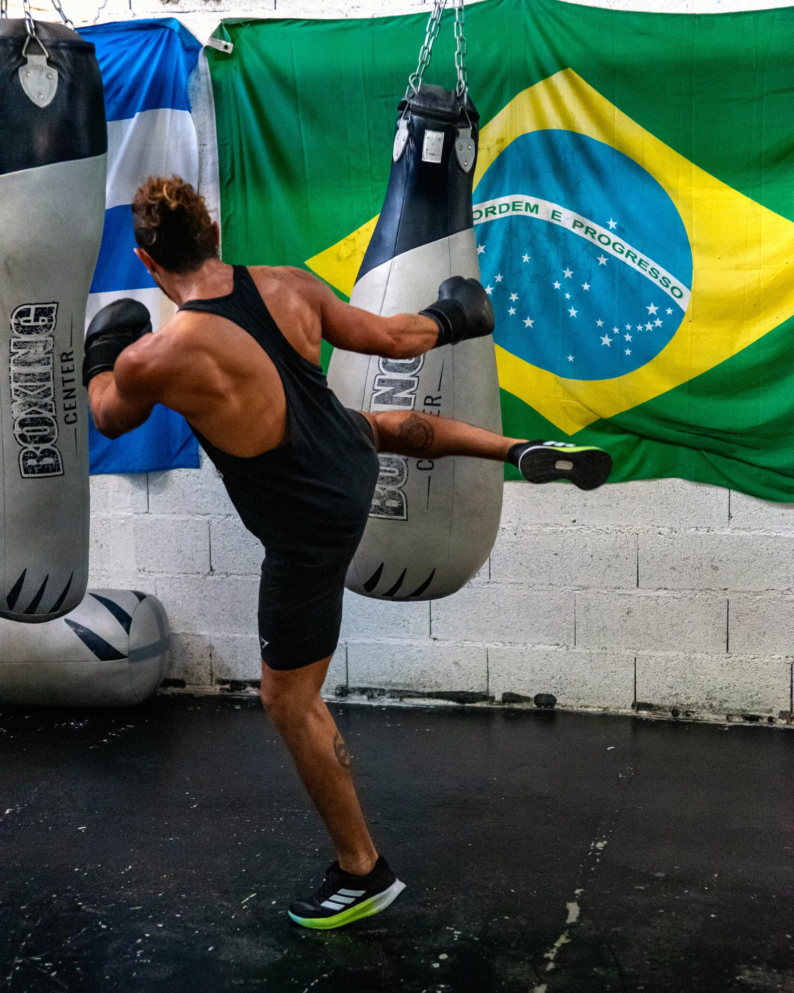 Un pratiquant enchaîne un coup de pied au sac lourd pendant le Boxing Camp du Boxing Center Ramonville