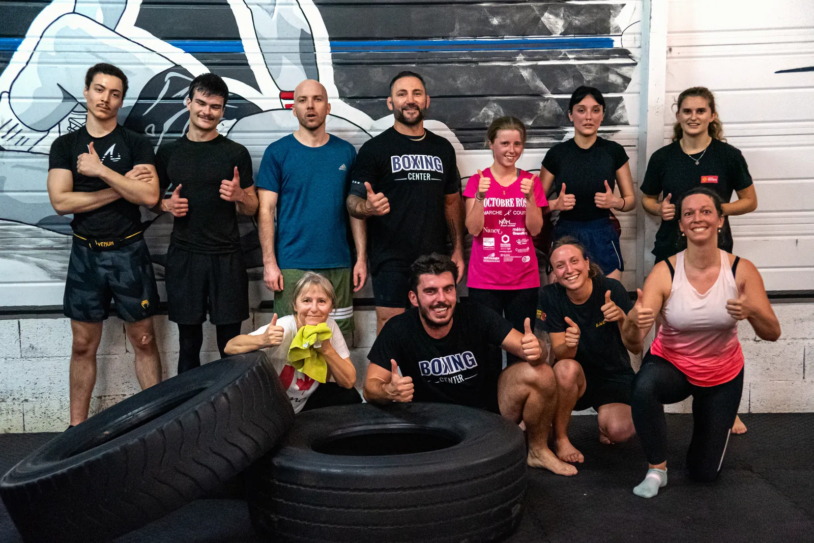 Le groupe du Boxing Camp réuni devant la fresque du Boxing Center Ramonville