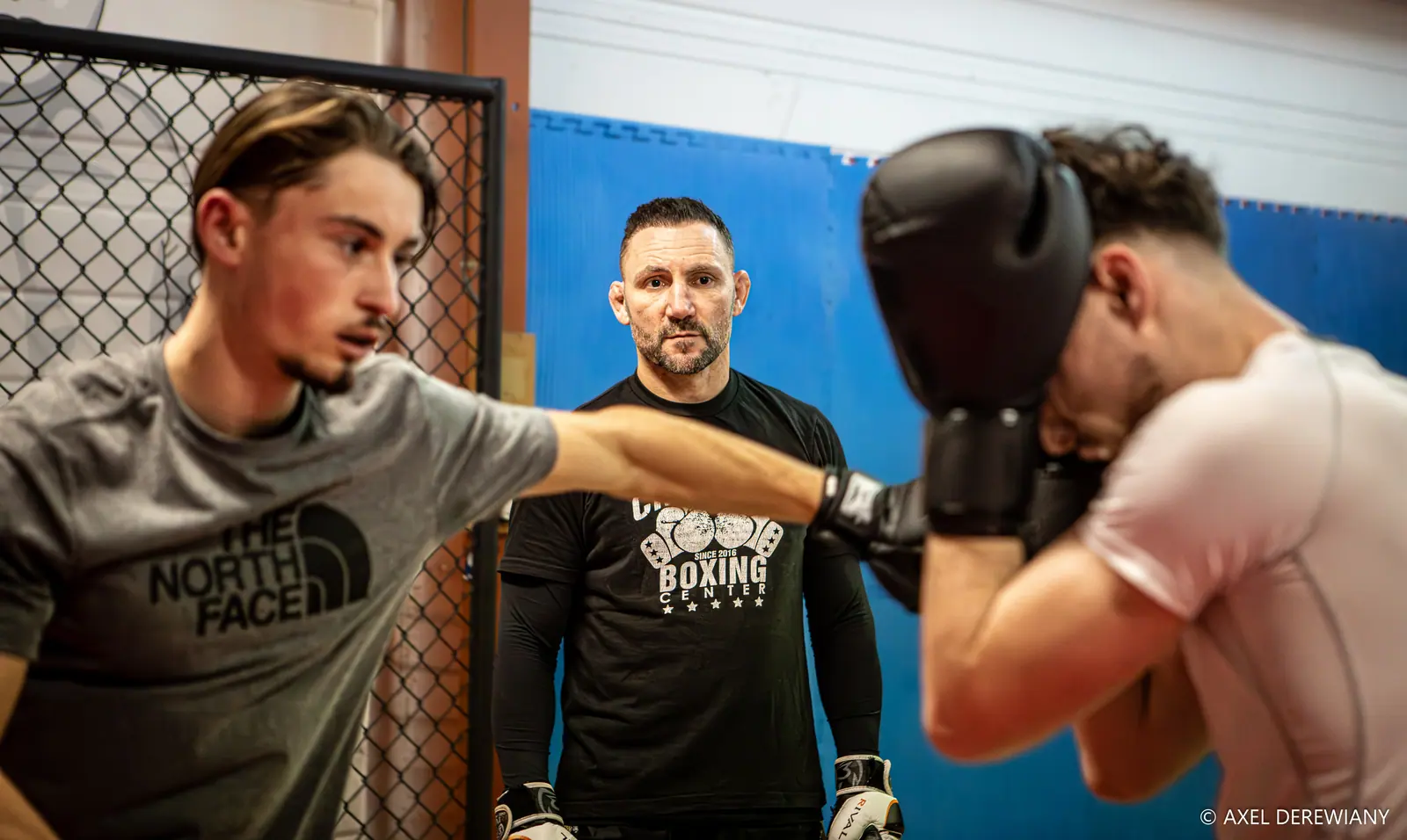 Un coach tient les pattes d’ours pour un direct au Boxing Center Ramonville