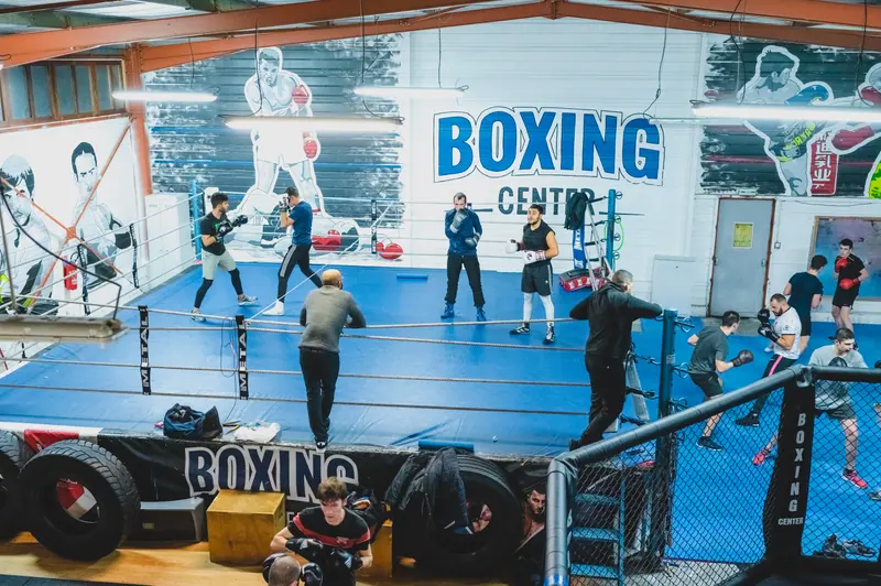 Cours de boxe anglaise sur le ring du Boxing Center Ramonville, travail de déplacements.
