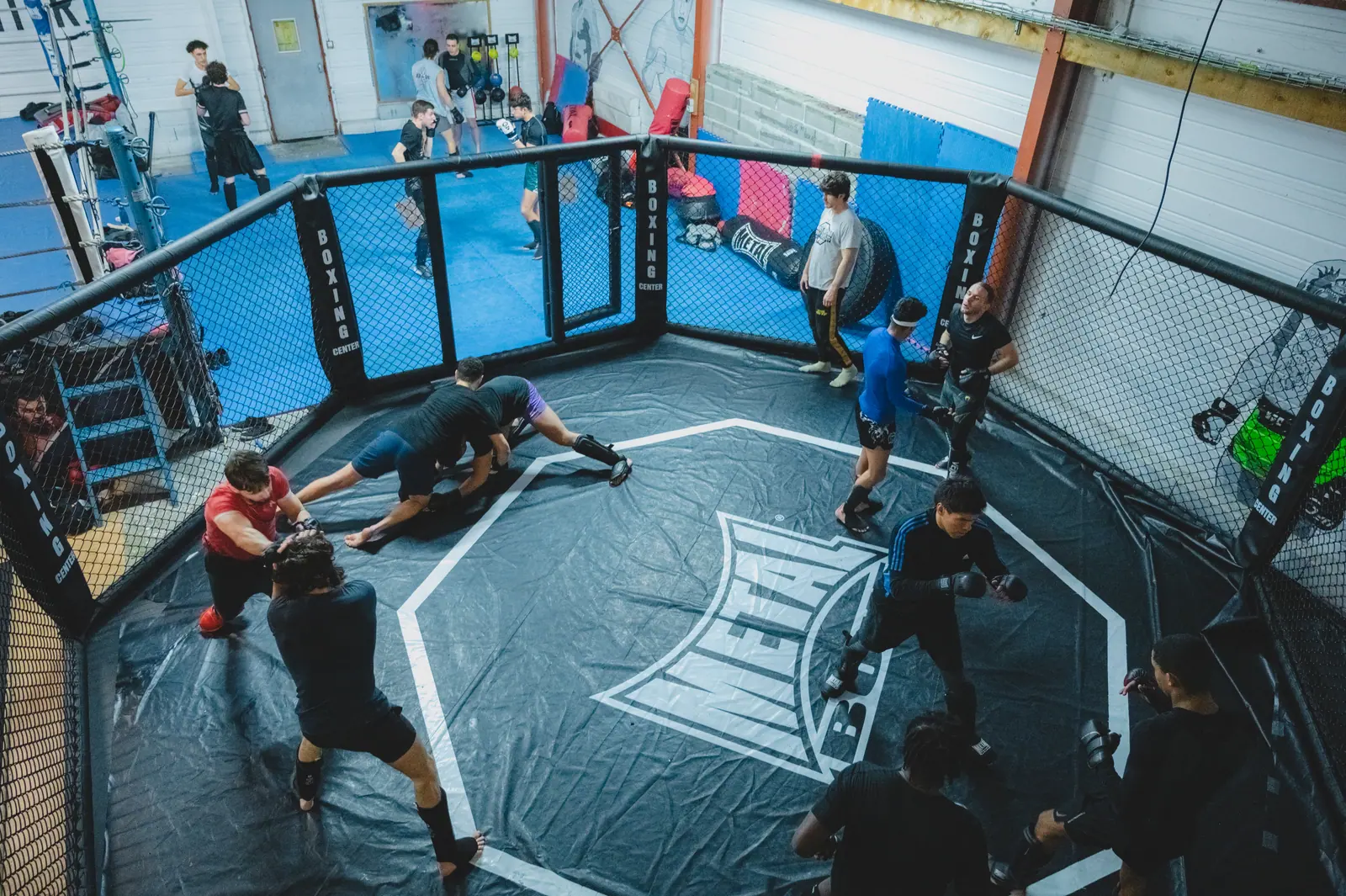 Plusieurs binômes pendant le cours de grappling, vus du dessus, au Boxing Center Ramonville