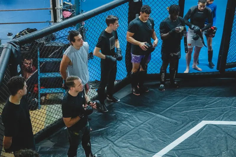 Le groupe du cours de MMA debout dans l'octogone du Boxing Center Ramonville.