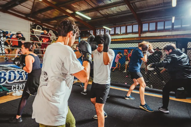Travail aux pattes d'ours en binôme au Boxing Center Ramonville.