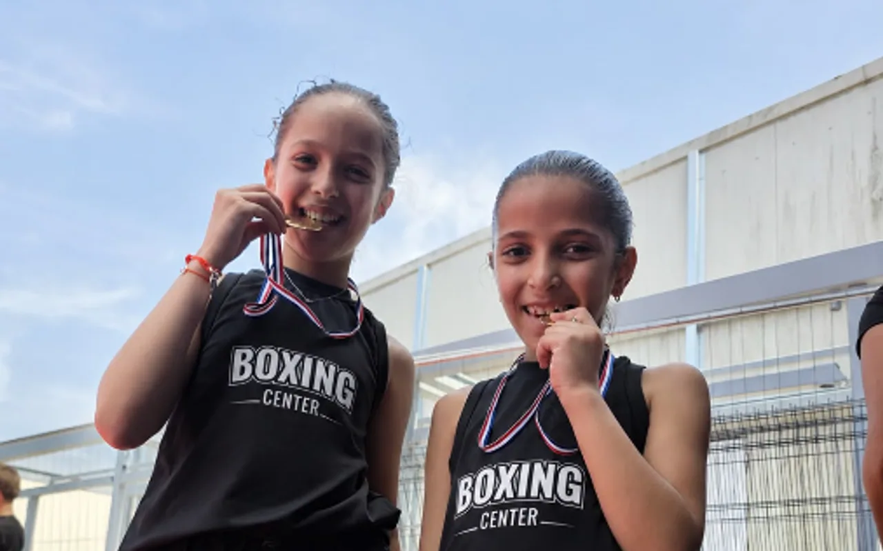Deux élèves de l’école enfants du Boxing Center Ramonville, médailles au cou, en tenue du club
