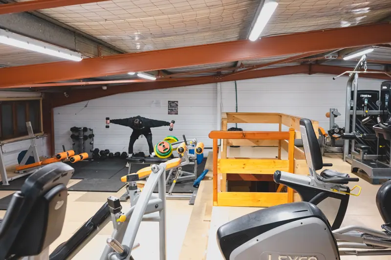 L'espace musculation du Boxing Center Ramonville : poulies, bancs et charges libres.