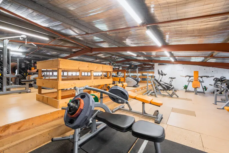 L'étage musculation du Boxing Center Ramonville, sous la charpente métallique.