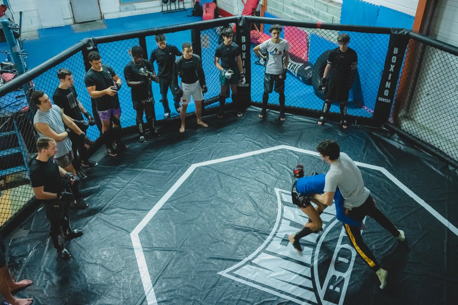 Grappling au sol dans l’octogone de 7 mètres du Boxing Center Ramonville