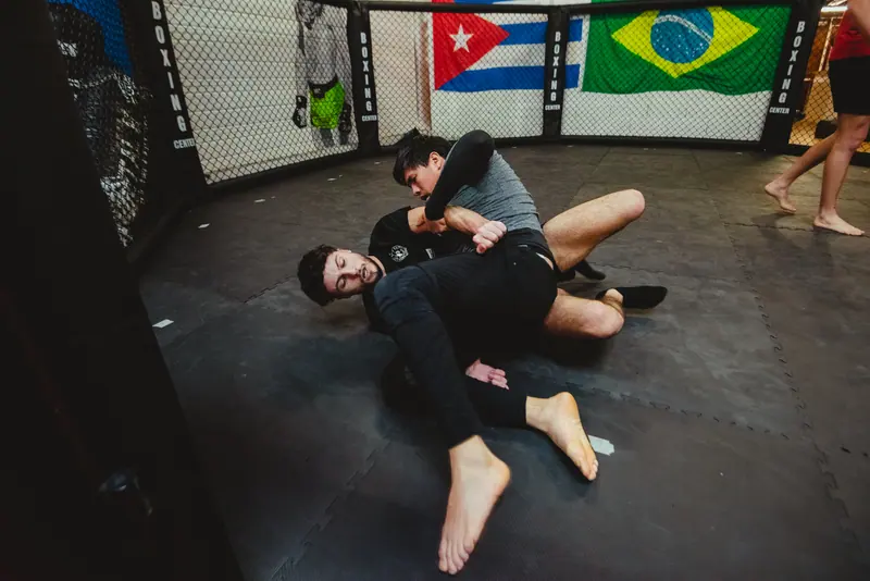 Travail de jiu-jitsu brésilien au sol dans l'octogone du Boxing Center Ramonville.