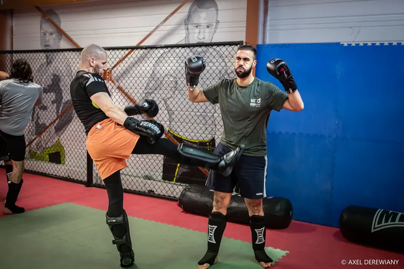Coup de pied haut au bouclier pendant le cours de kick-boxing du Boxing Center Ramonville.