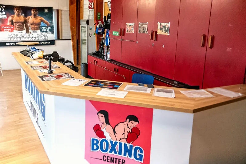 Le comptoir d’accueil du Boxing Center Ramonville, logo du club en façade