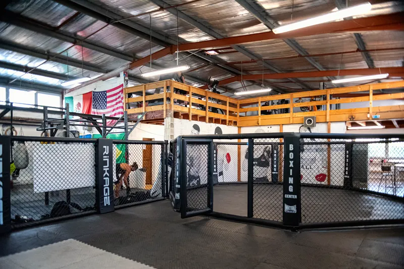 L’octogone de 7 m du Boxing Center Ramonville, la mezzanine en bois et les drapeaux au fond