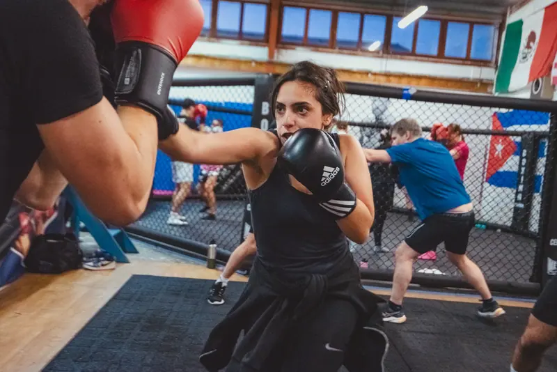 Une pratiquante du cours Lady Punch au Boxing Center Ramonville, enchaînement aux gants.