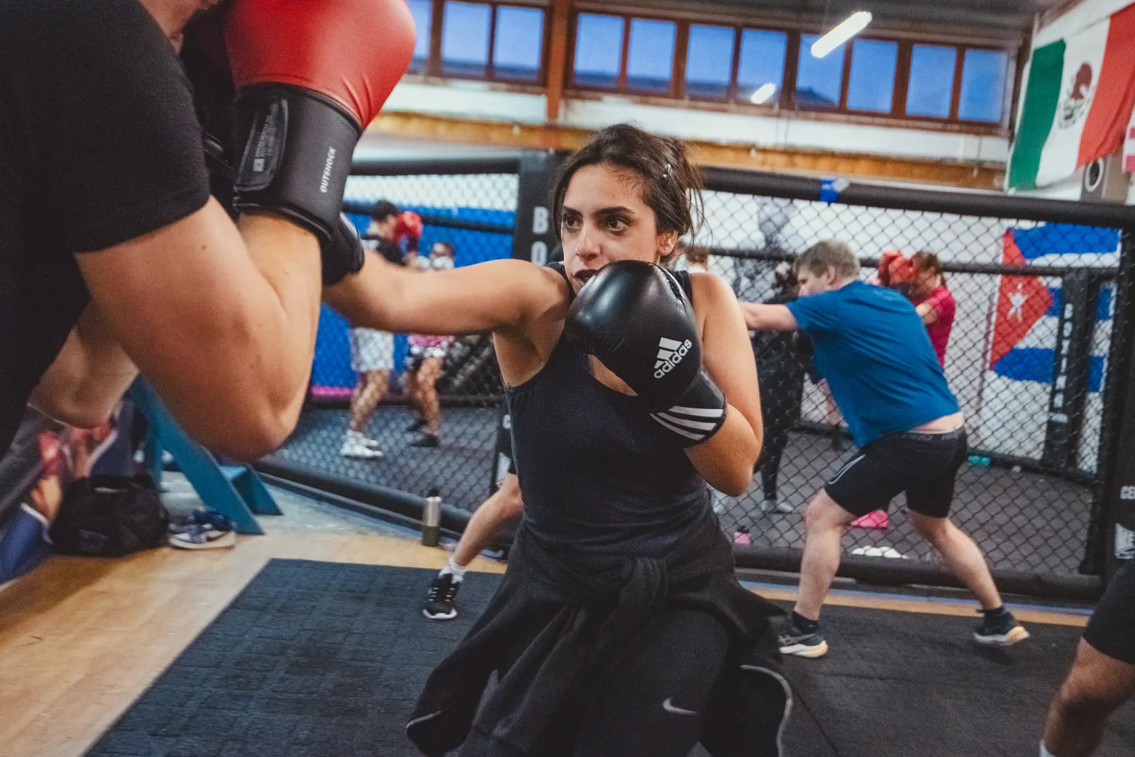 Une pratiquante du cours Lady Punch au Boxing Center Ramonville, enchaînement aux gants