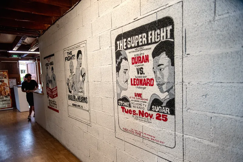 Le couloir du club et ses affiches de combats de légende, dont « The Super Fight » Duran contre Leonard