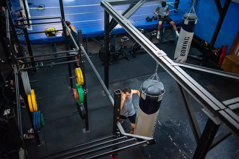 Le rig de musculation et ses disques vus depuis la mezzanine