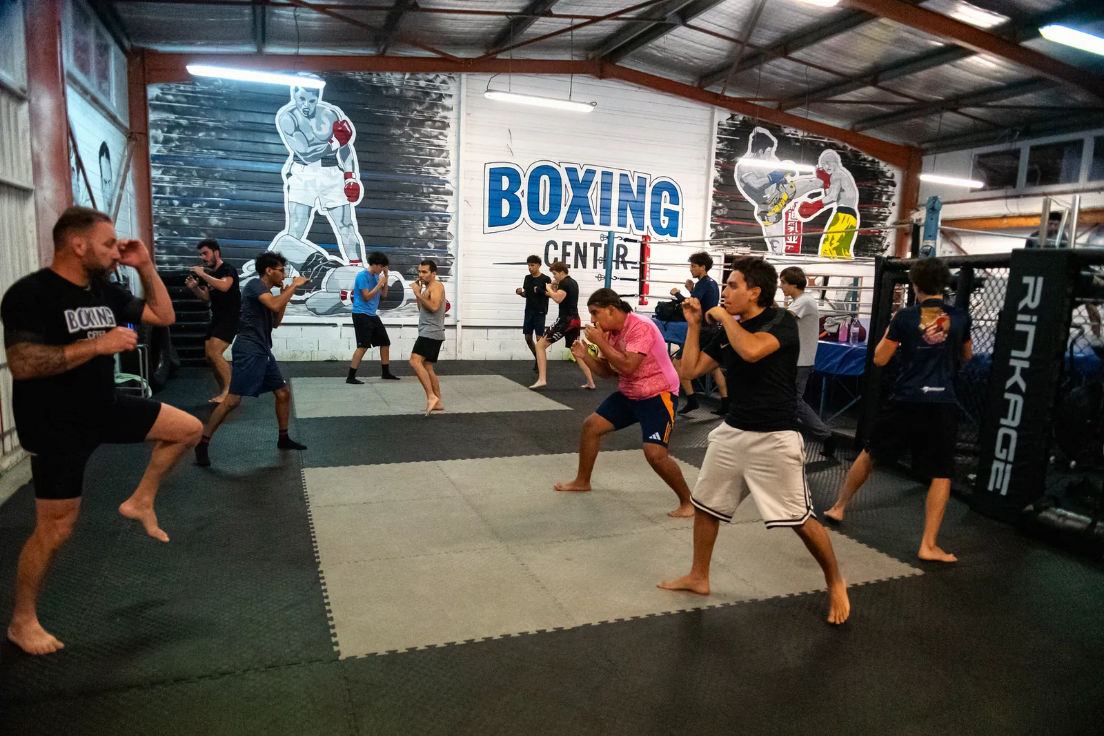 Le groupe du cours de MMA travaille la garde et les déplacements sur le tatami du Boxing Center Ramonville
