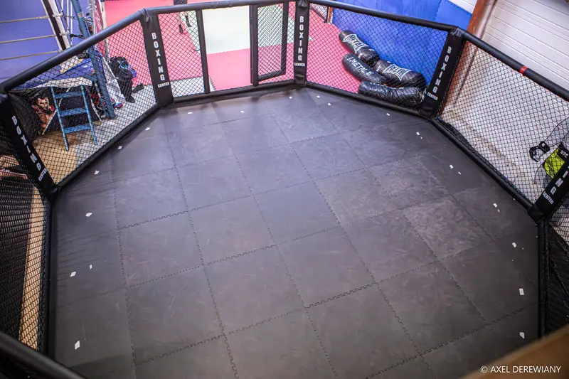 L'octogone de 7 mètres du Boxing Center Ramonville, vide, entre deux cours.