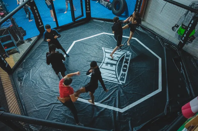 L'octogone de 7 mètres du Boxing Center Ramonville vu de dessus pendant un cours.