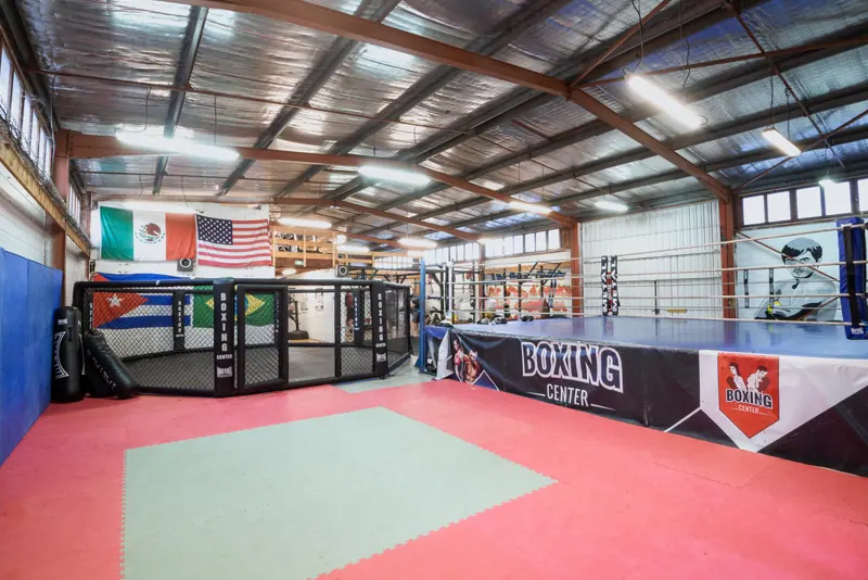 Le plateau du Boxing Center Ramonville : le ring, le tatami et l'octogone sous la charpente.